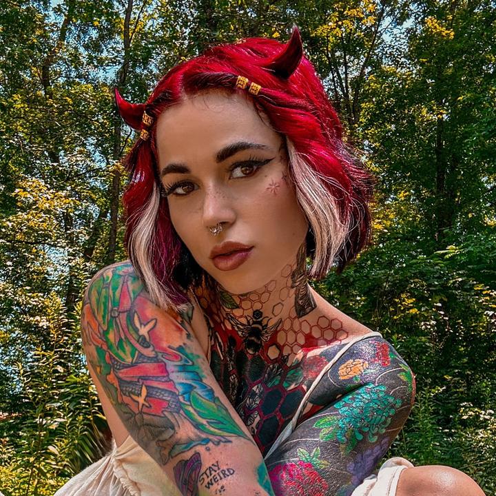 Im gonna bring the hair horns back soon 😈 🖤 @beezzgarden - TikTok Video