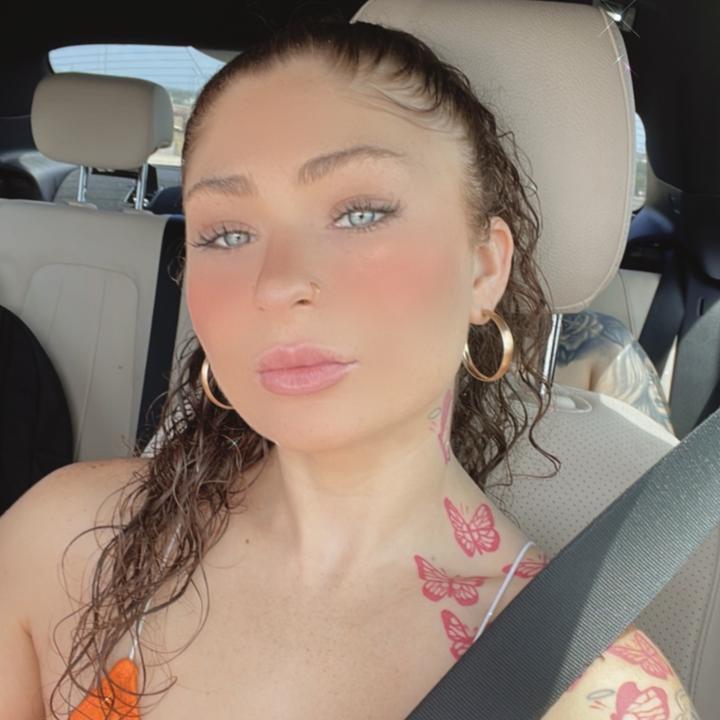 Her reaction was literally the cutest thing ever😘 @zahrahashemi99 - TikTok