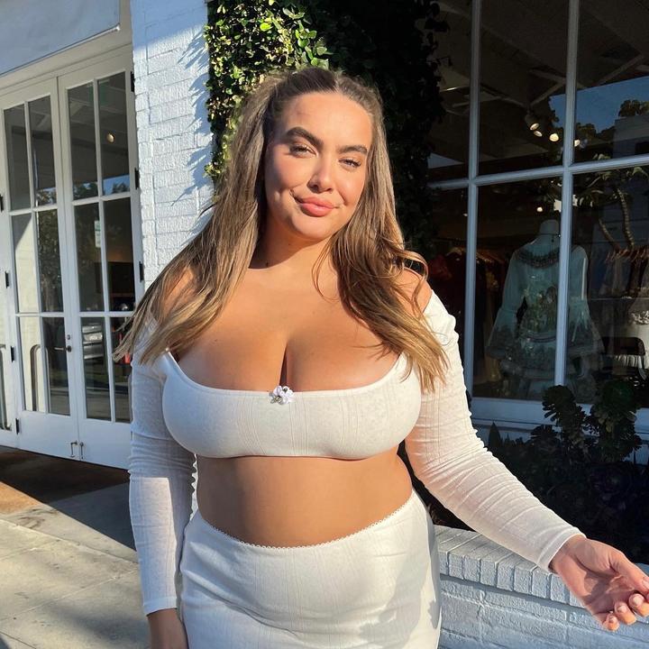 I used to hateee sitting poses but now they’re some of my favorite🥹🖤 ...