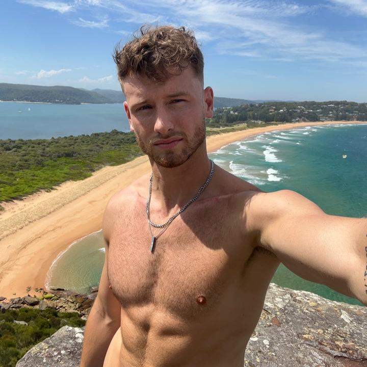 with H.P Karaoke Backup this is apparently how I look when i spend